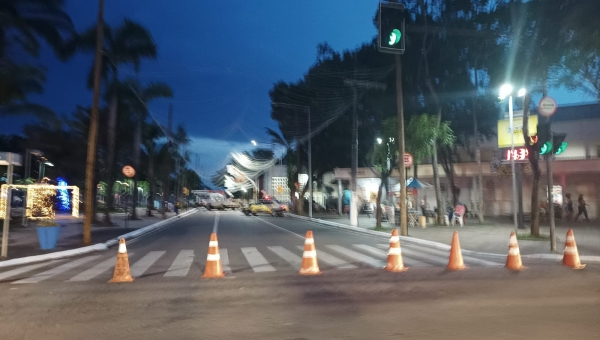 Avenida Getúlio Vargas é fechada de novo para instalação das luzes de Natal